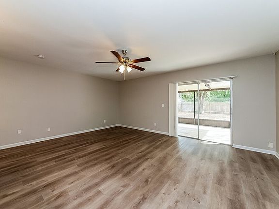 3rd image of 3910 Briarlake Dr