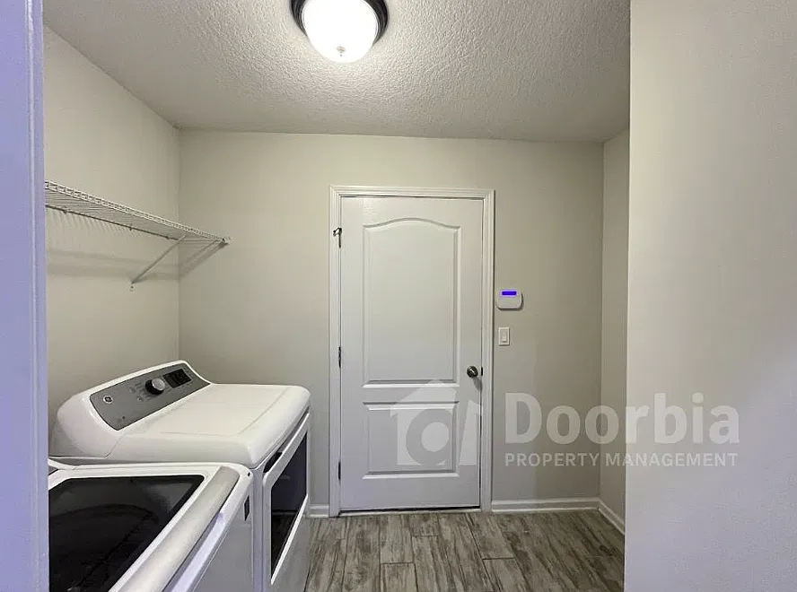 Beautiful 3-Bedroom, 2-Bathroom Home with Solar Panels — Photo 4