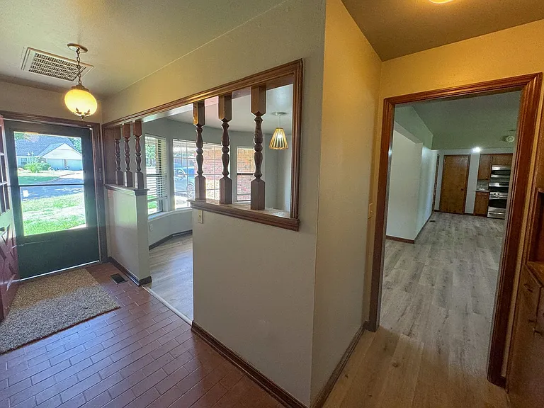 345 Travis Cir — Photo 6