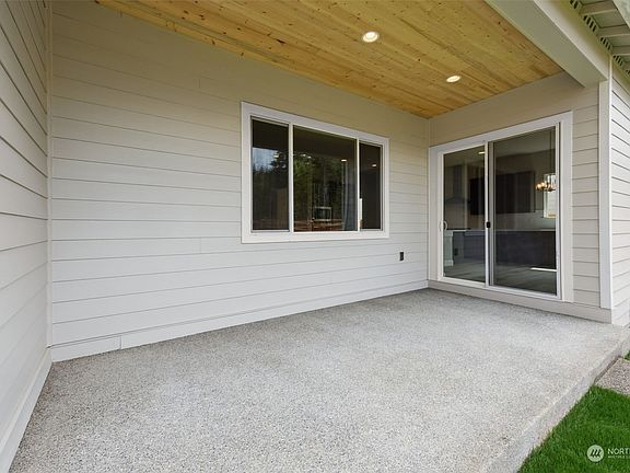 5th image of 15402 205th Avenue E #257