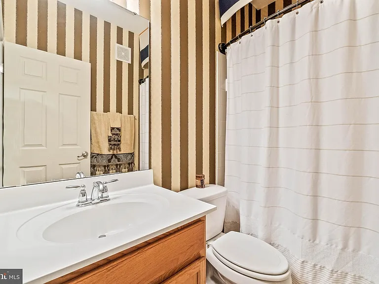 15164 Lancashire Dr — Photo 4