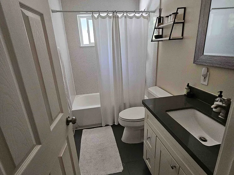 933 Live Oak Dr — Photo 4