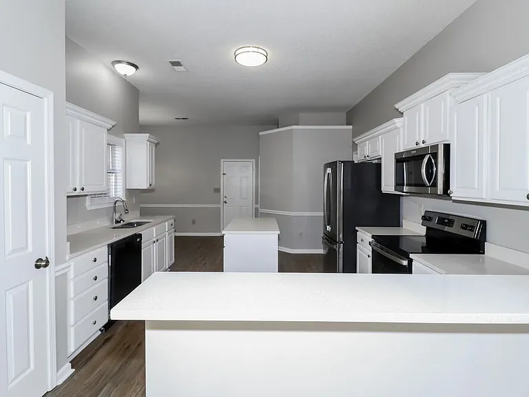 1655 Torrington Dr — Photo 10