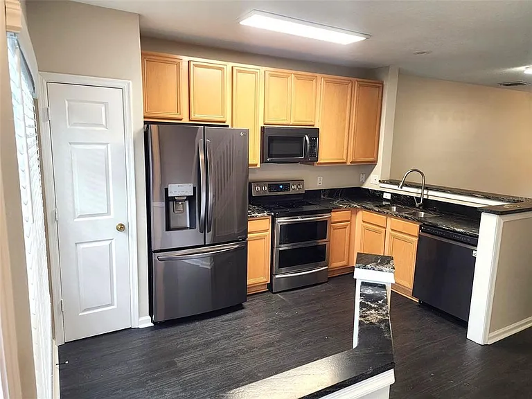 902 Vineland Pl — Photo 3