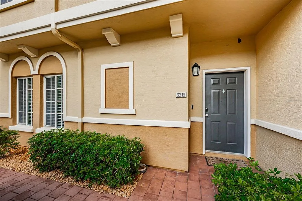 3 bed, 3.0 bath, 1907 sqft, $3,950 — Photo 2