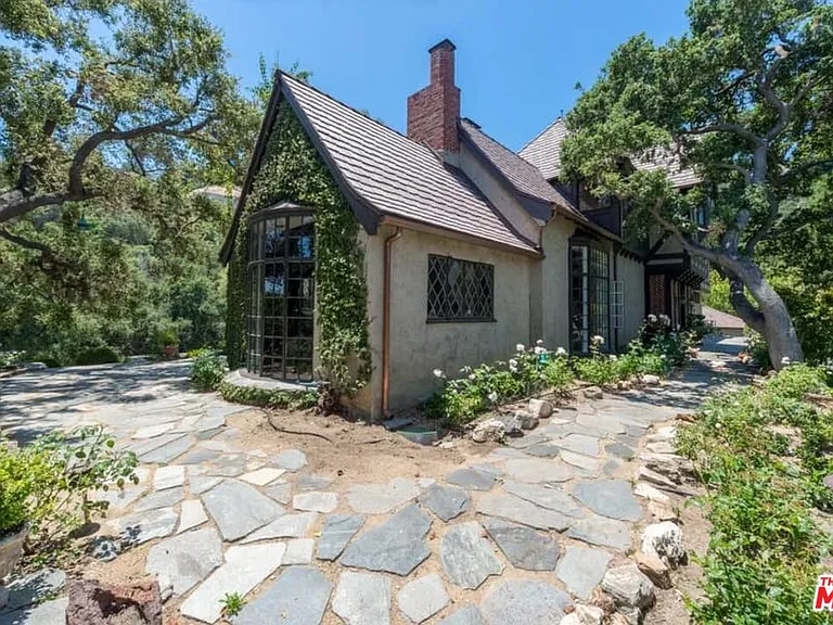 1957 Mandeville Canyon Rd — Photo 37