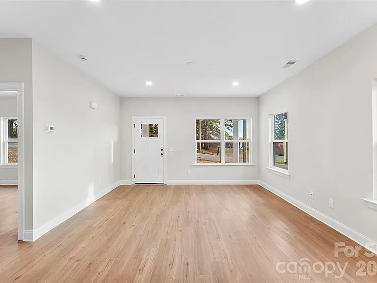 1558 7th Avenue Dr SW — Photo 8