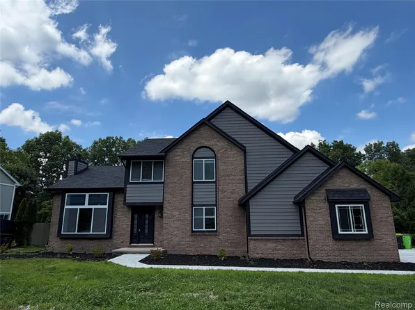 5140 Woodrun Ct, West Bloomfield, MI 48323