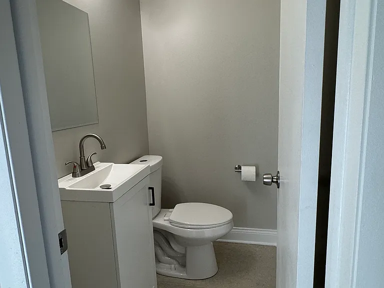 512 Yates Ave — Photo 4
