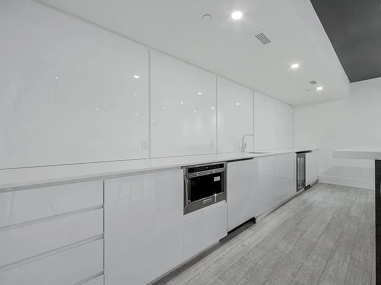 2475 Hurontario St — Photo 18