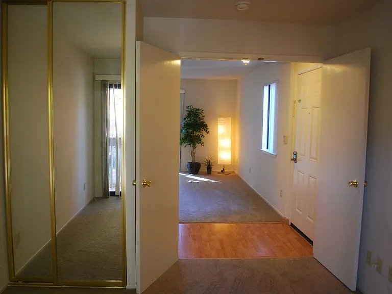 CAMBRIDGE ARMS CONDOMINIUMS — Photo 13