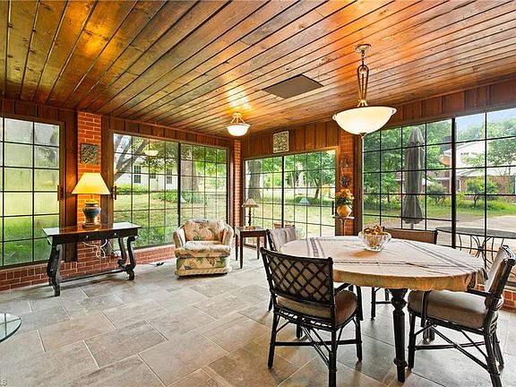 2nd image of 907 Branchwood Dr