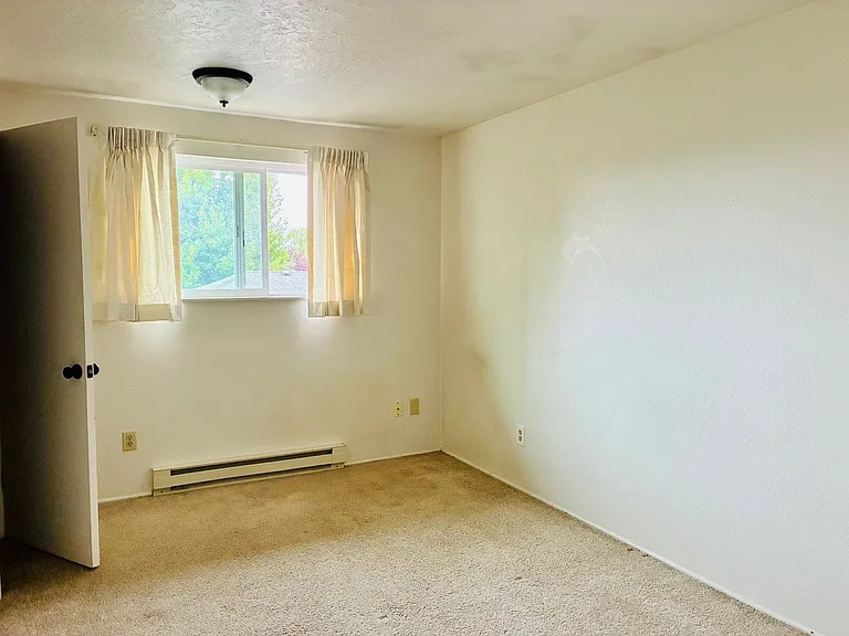 933-937 NW Sequoia Ave — Photo 16