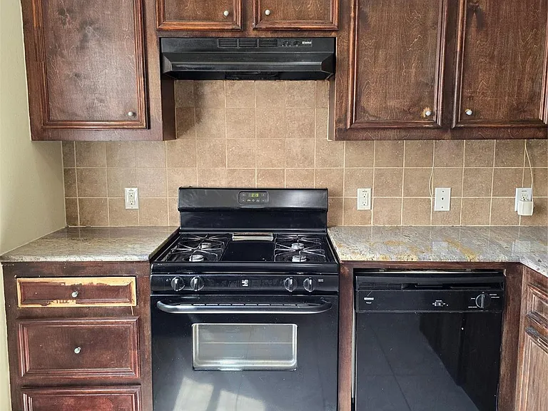 2112 Davis St — Photo 4