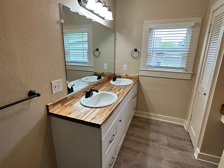1213 W Walker St — Photo 36