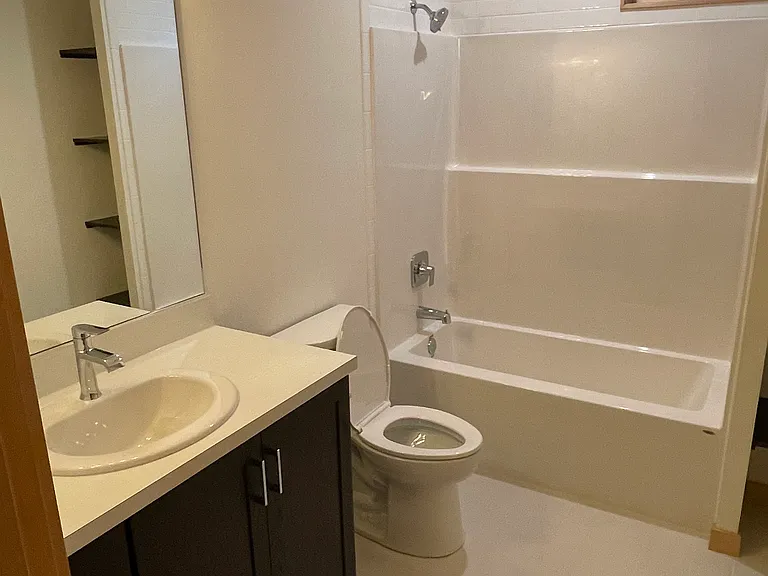 533 4th Ave SW #201 — Photo 8
