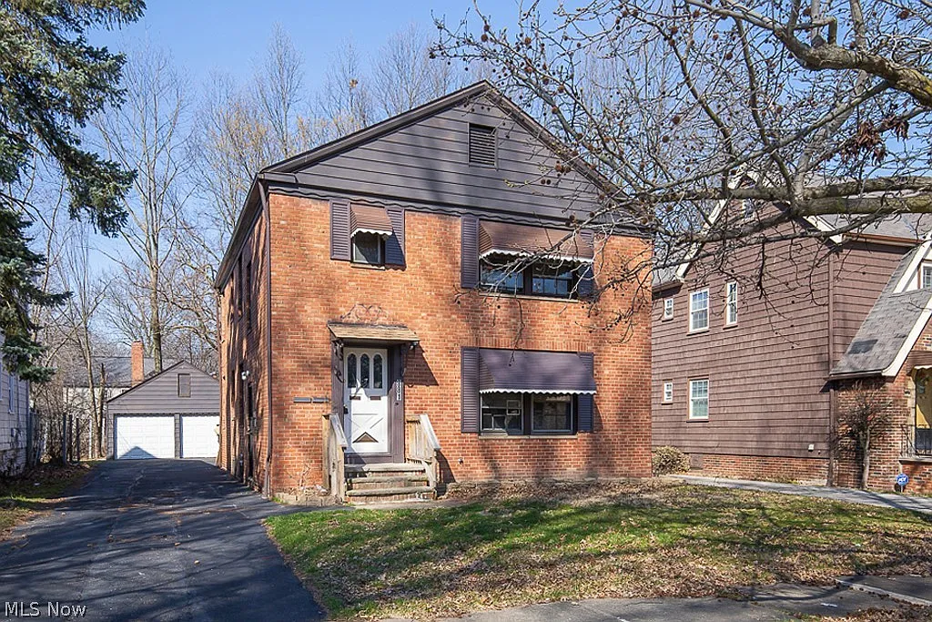 881 Eloise Dr photo 1