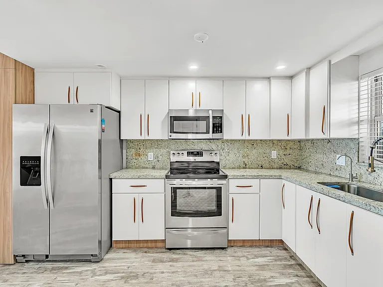 3051 NE 48th St #301 — Photo 25