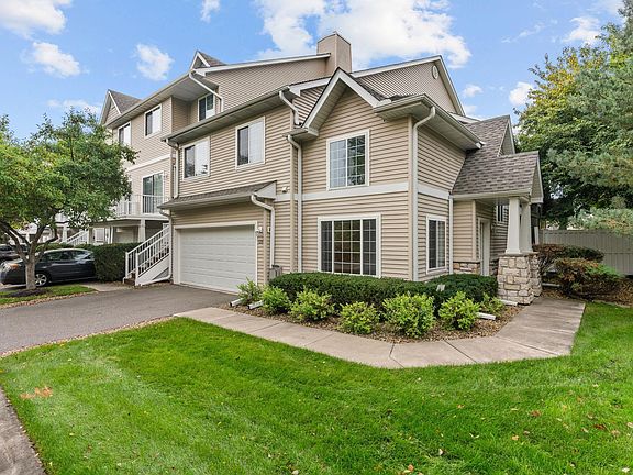 4th image of 320 Willoughby Way W