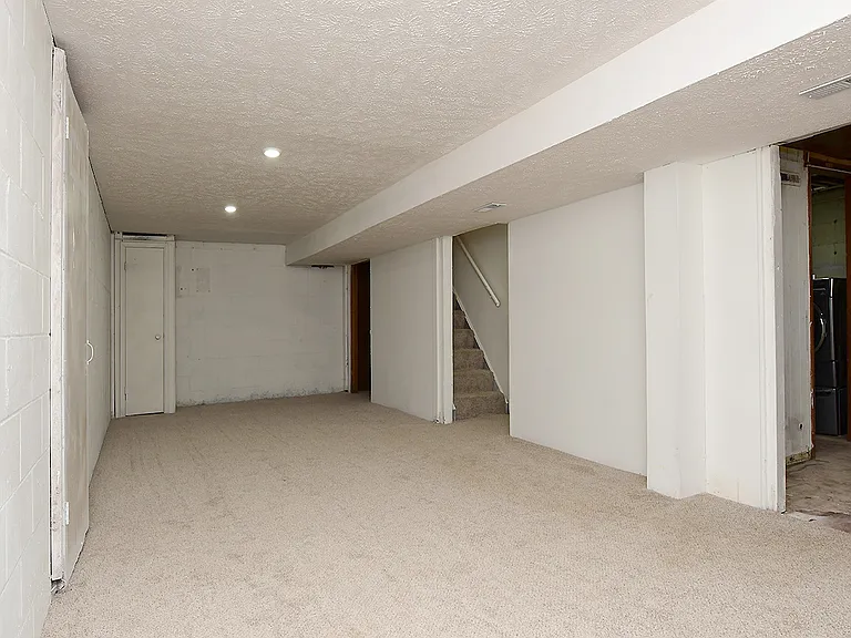 9635 Maple St — Photo 14