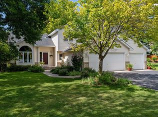1157 Ridge Bluff Ct, Chaska, MN 55318