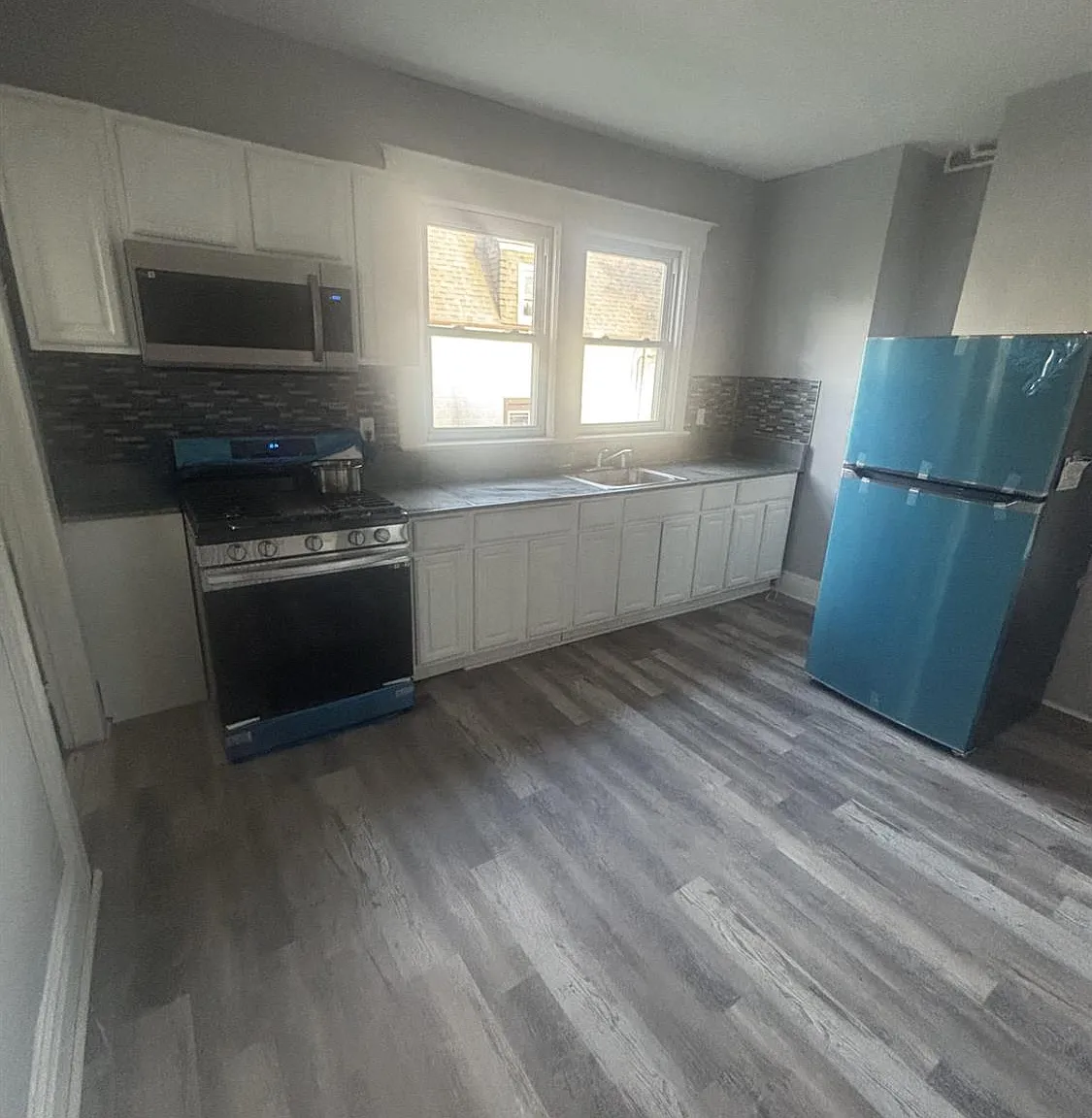3 bed, 1.0 bath, 2722 sqft, $2,600 — Photo 4