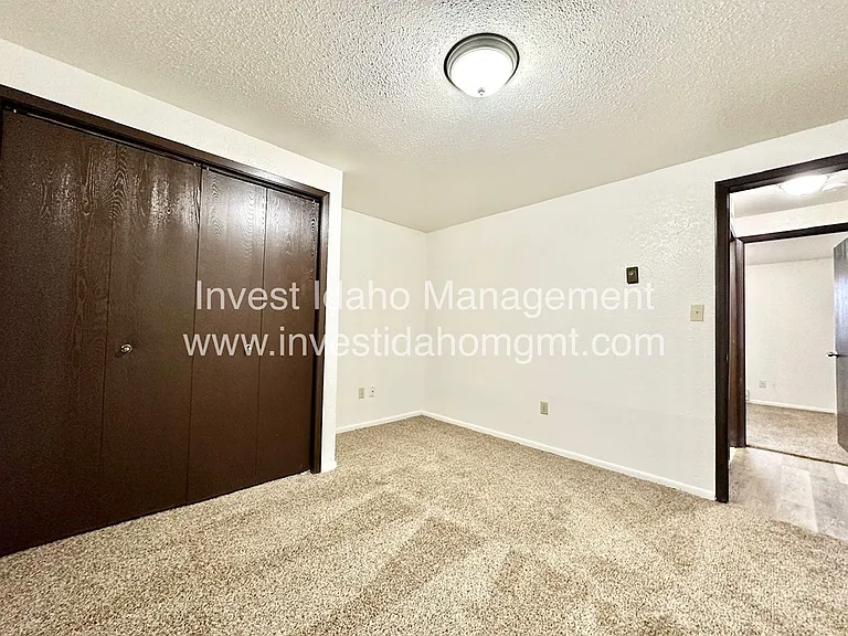 1097 Melrose — Photo 7