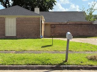 122 Queens Ct, Stafford, TX 77477