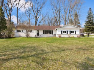 5837 Lakeshore Rd, Fort Gratiot, MI 48059