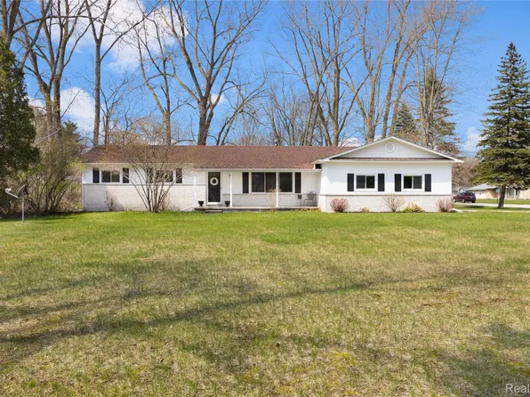 5837 Lakeshore Rd, Fort Gratiot, MI 48059