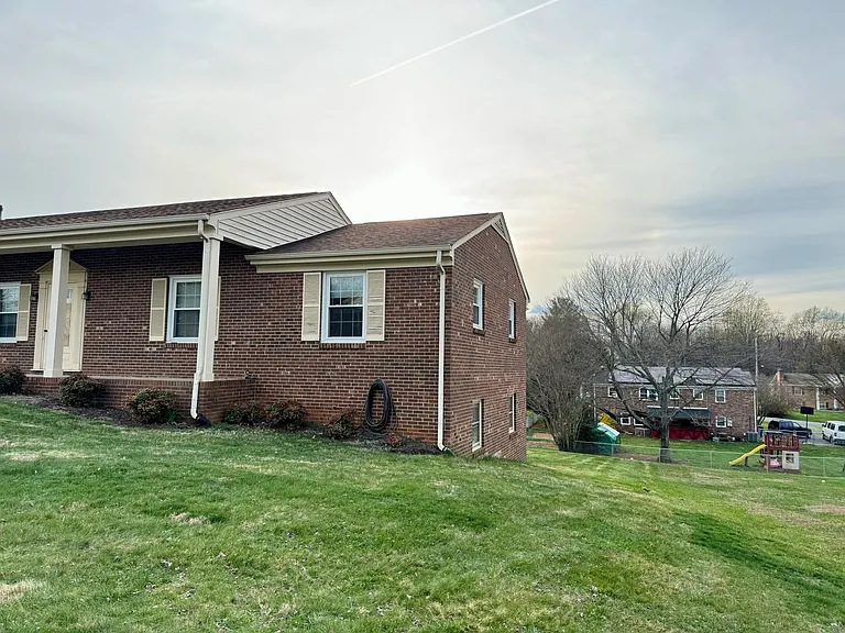 144 Mistletoe Dr — Photo 2
