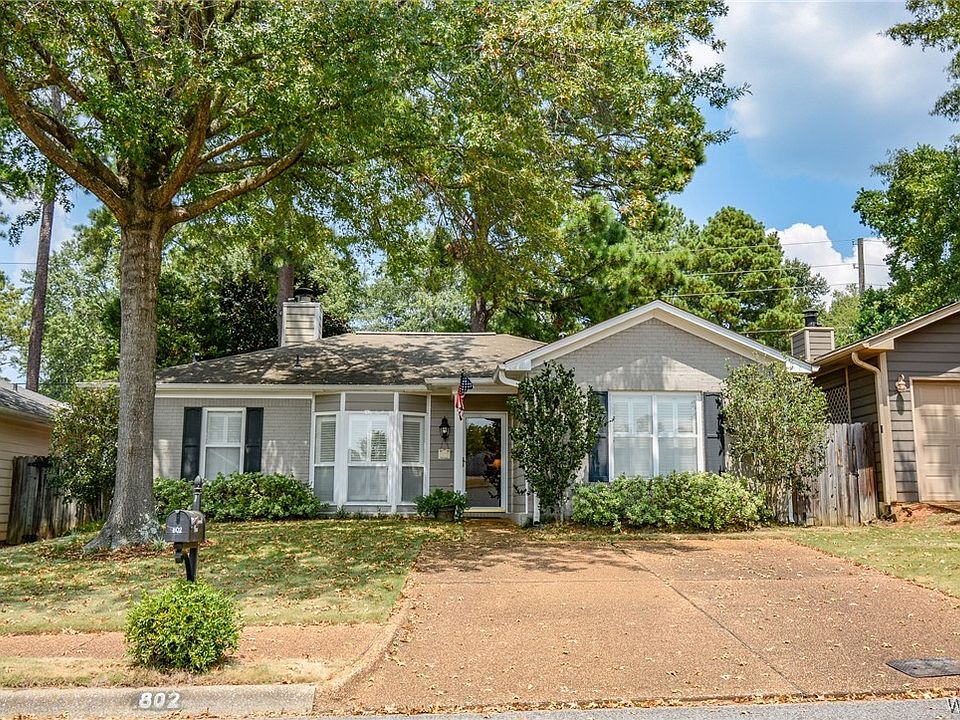 1st image of 802 Richmond Pl