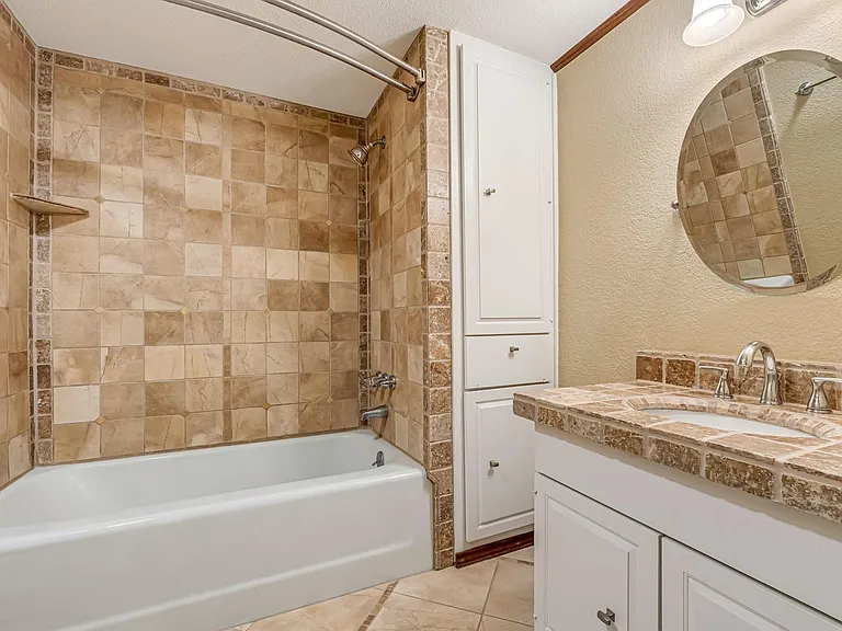 516 S Post Oak Ln #18 — Photo 16