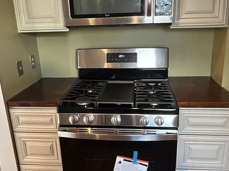 For those who love to cook, new gas range with griddle!