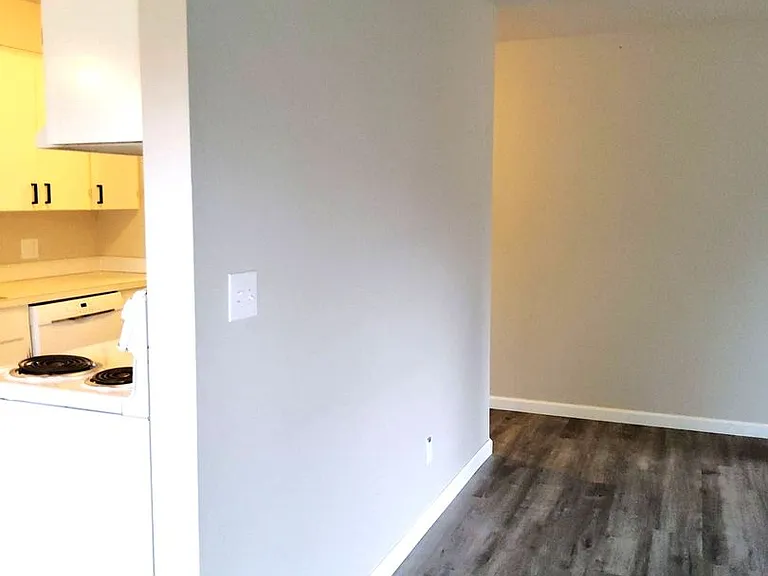 2100 Eldridge Ave — Photo 7