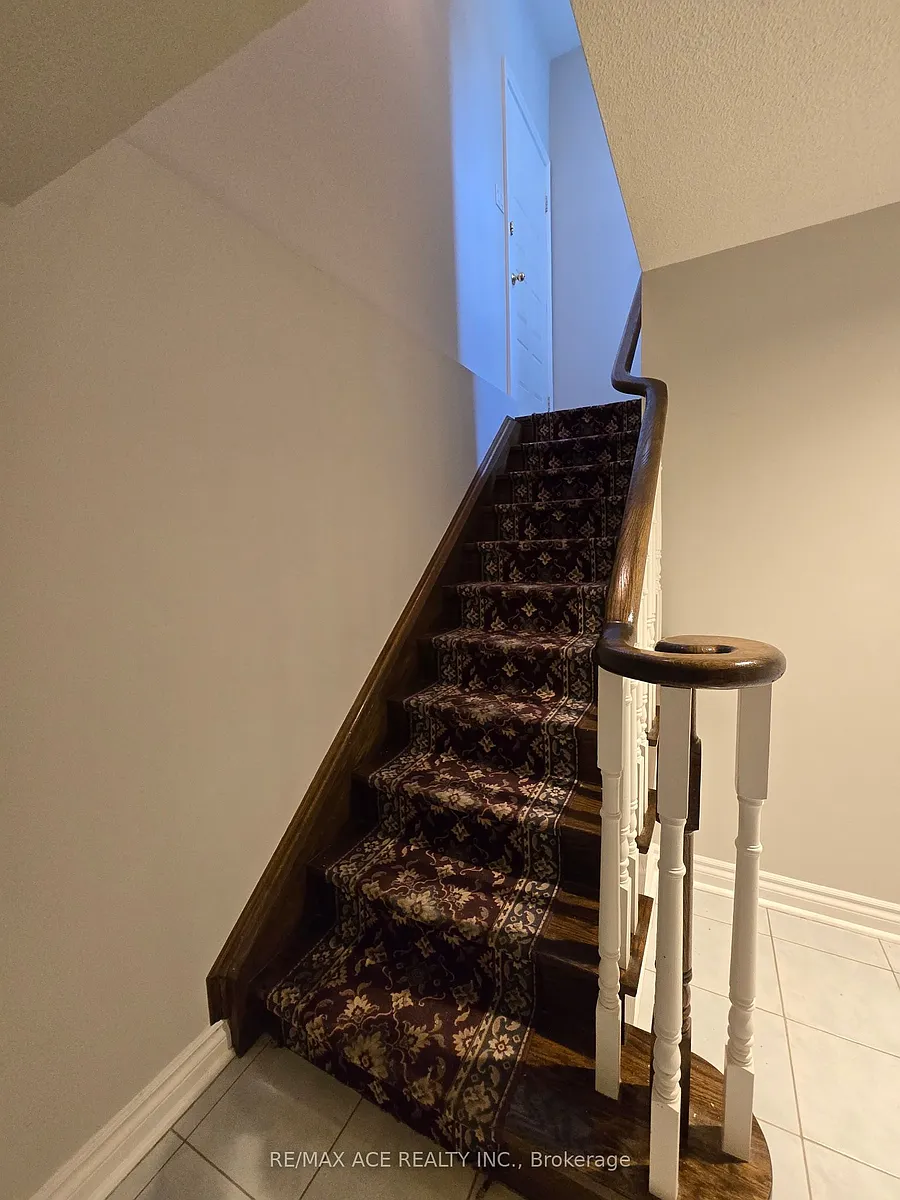 Building Photo - 25 Pilkington Cres #BASEMENT