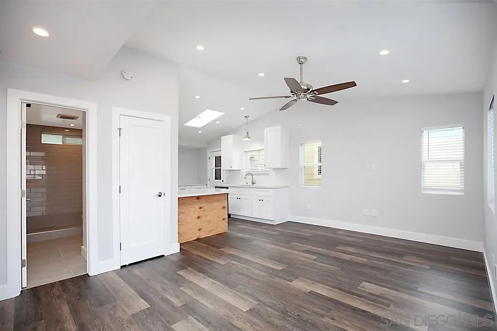 2 bed, 1.0 bath, 900 sqft, $3,200 — Photo 2