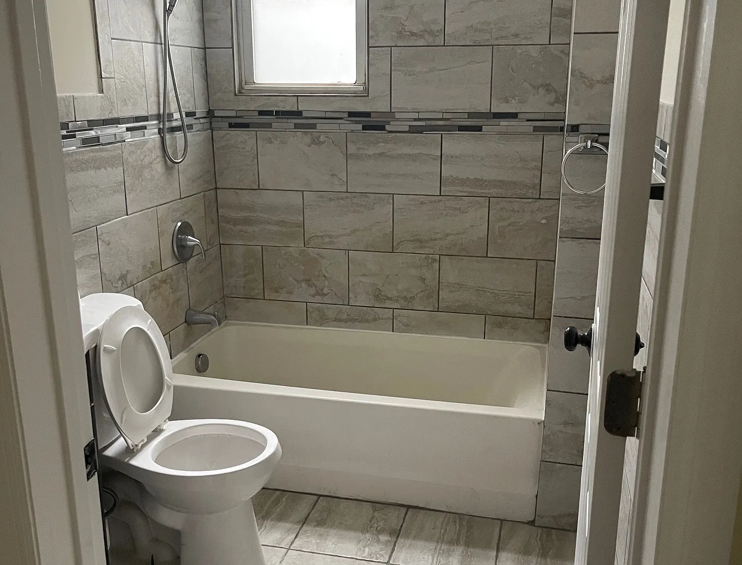 3 bed, 979 sqft, $2,100 — Photo 2