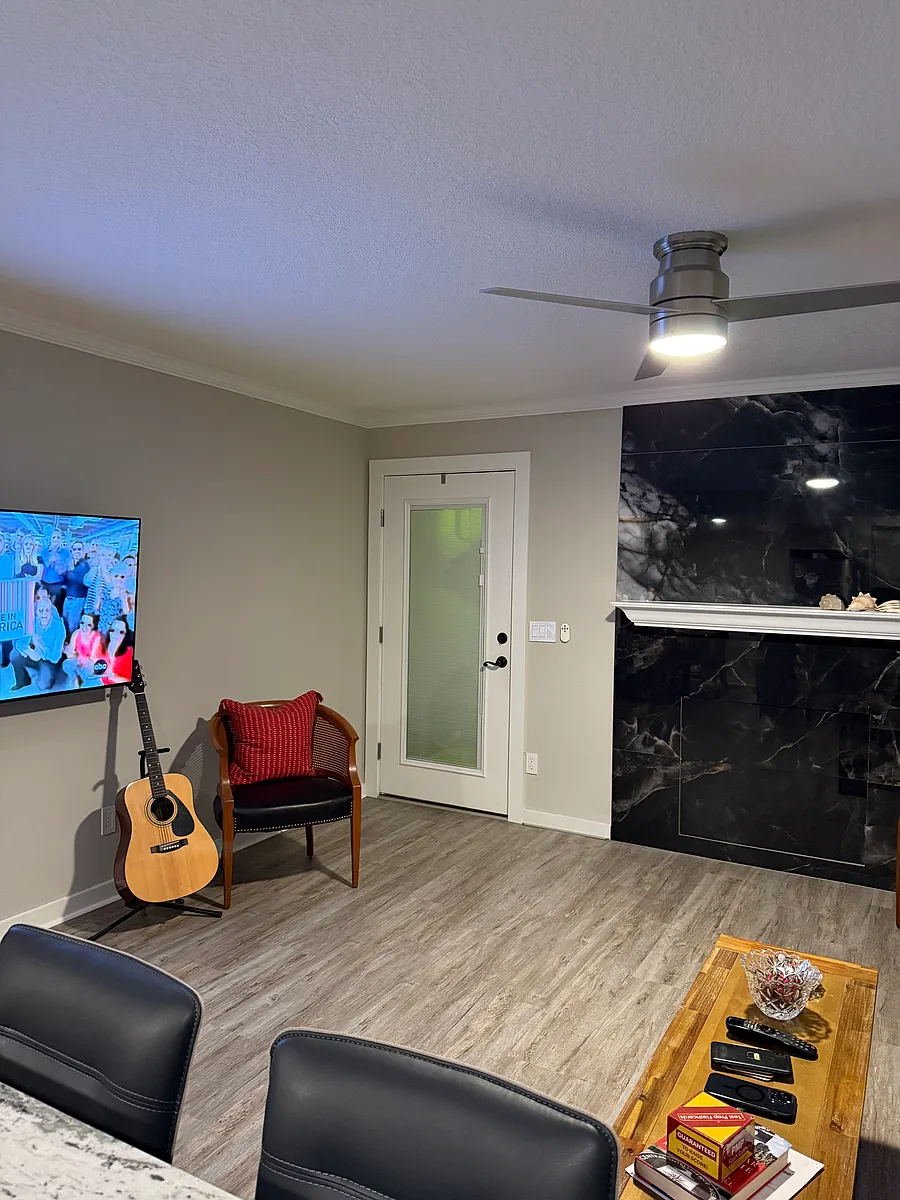 Living room, front door, accent wall - 100 Fairway Park Blvd #504
