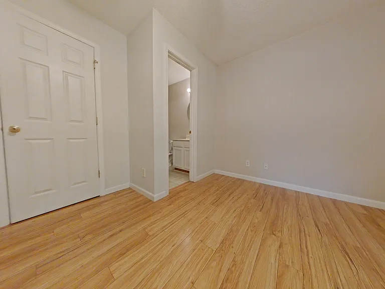 28 King Row — Photo 9