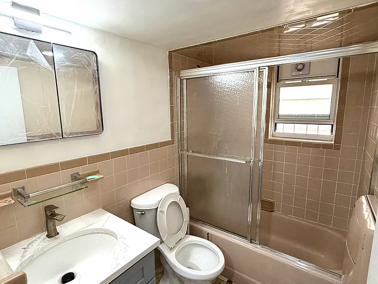 2040 E 23rd St #BASEMENT — Photo 7