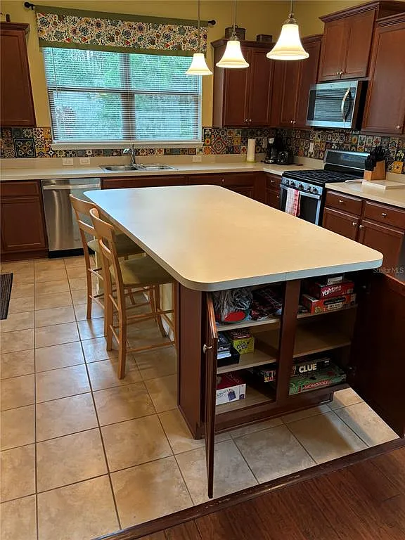 3 bed, 2.0 bath, 1410 sqft, $2,100 — Photo 3