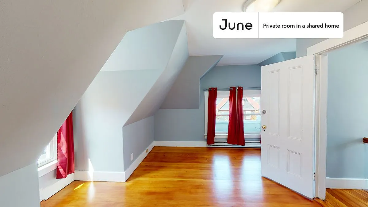 Queen bedroom in 7 bed/2 bath home in Allston #1321 F — Photo 1