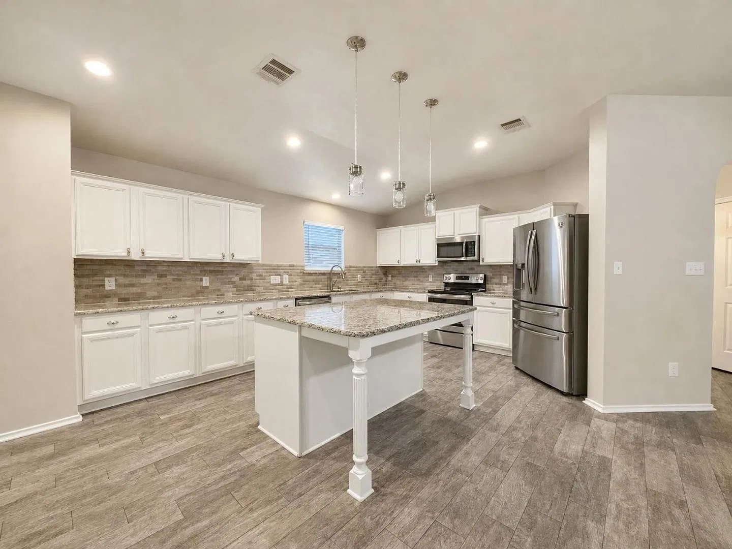Spacious 3 Bedroom 2 bathroom Home with Wood-Burning Fireplace in Temple — Photo 3