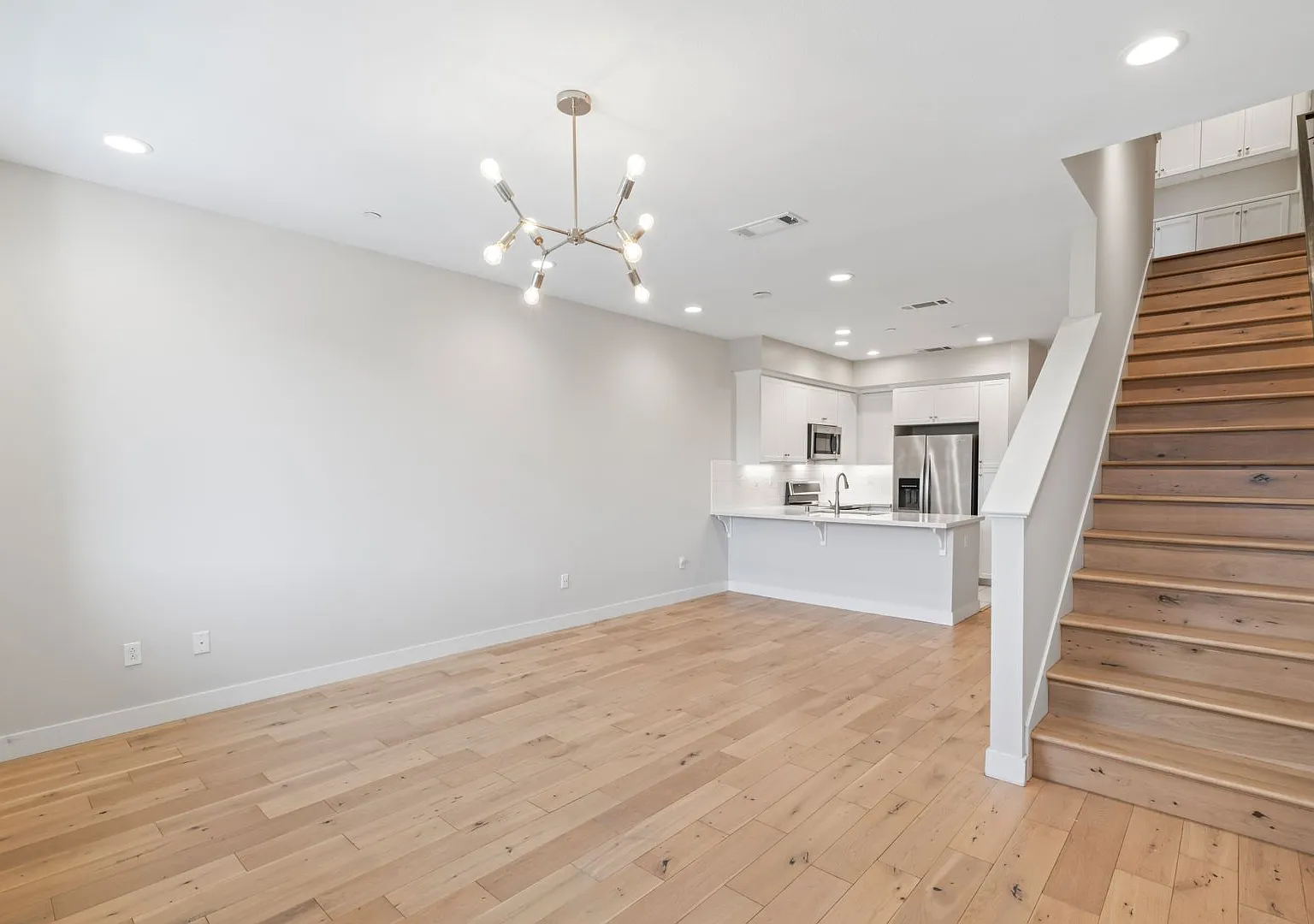 Built in 2017! Rarely available 3Bed/3Bath Townhome in SSF — Photo 4