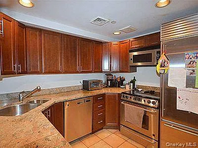 100 Cuttermill Rd #4V — Photo 9