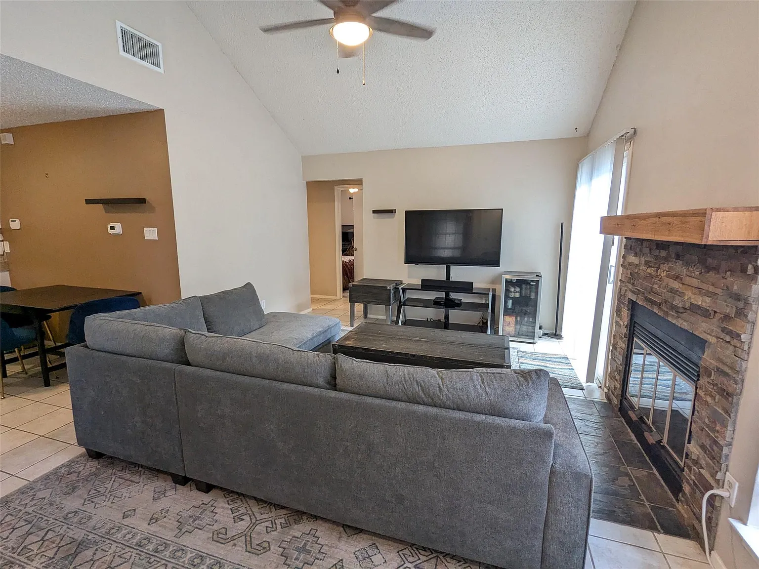 3 bed, 2.0 bath, 1100 sqft, $1,950 — Photo 2