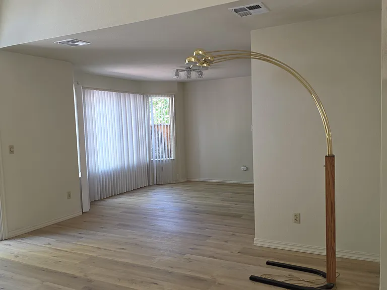 2121 Cuesta Dr — Photo 2