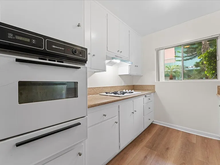 1437 E Windsor Rd #7 — Photo 5