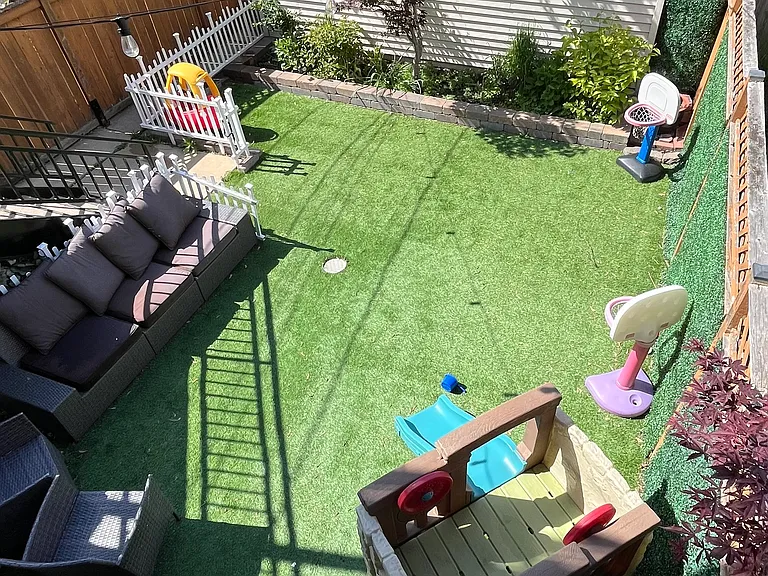 2242 W Melrose St — Photo 18